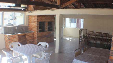 SALÃO DE FESTAS COM CHURRASQUEIRA