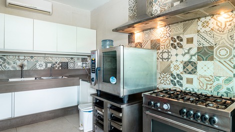 Sophisticated Mansion in Gravatá with 6 suites