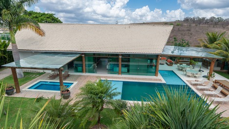 Sophisticated Mansion in Gravatá with 6 suites