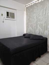 1qto .1 cama de casal box,1 cama de solteiro .1 colchao solteiro .1 colchoneta de casal.5 travesseiros.4 cobertores .1 armario de roupa .1 tv .ar condicionado. Cortina precaut. 