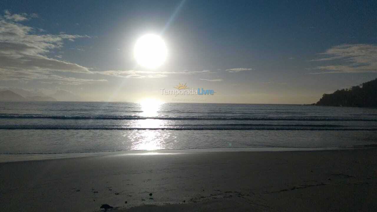 Apartamento para aluguel de temporada em Ubatuba (Praia das Toninhas)