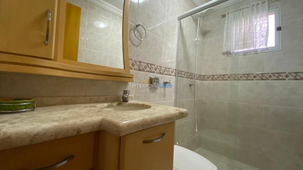 Apartamento para aluguel de temporada em Itapema (Meia Praia)