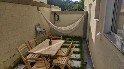 Apartamento con jardín