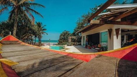 Casa de canoa (playa tombo) en la arena, cosa de película