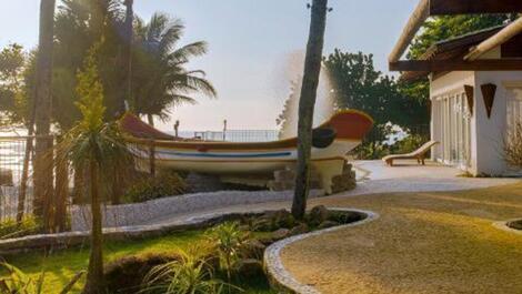 Casa de canoa (playa tombo) en la arena, cosa de película
