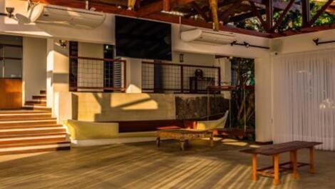 Casa de canoa (playa tombo) en la arena, cosa de película