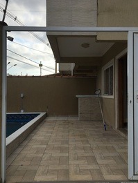 Casa adosada con piscina cerca de la playa.