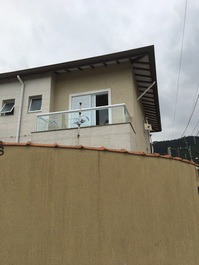 Casa adosada con piscina cerca de la playa.
