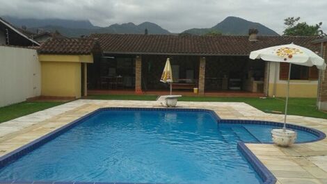 Espaçosa casa 4 dorm Praia Maranduba com Piscina 0464