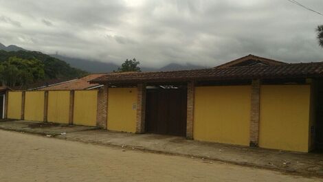 Espaçosa casa 4 dorm Praia Maranduba com Piscina 0464