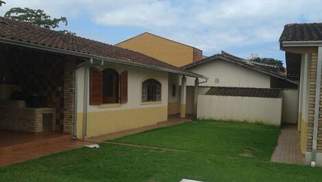 Espaçosa casa 4 dorm Praia Maranduba com Piscina 0464