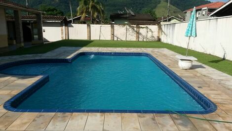 Espaçosa casa 4 dorm Praia Maranduba com Piscina 0464