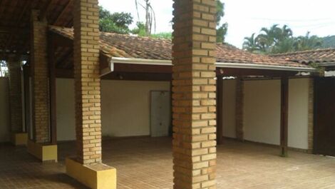 Espaçosa casa 4 dorm Praia Maranduba com Piscina 0464