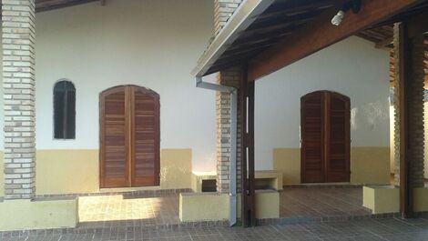 Espaçosa casa 4 dorm Praia Maranduba com Piscina 0464