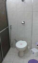 Banheiro com tanque, ducha íntima