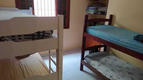 Quarto de solteiro tem duas beliches e dois colchões de solteiro extra e dois colchões de berço extr