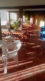 Grupo de 50 personas, 9 suites y 2 apartamentos de 1 dormitorio, salón, cocina. cuarto de baño.