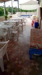 Grupo de 50 personas, 9 suites y 2 apartamentos de 1 dormitorio, salón, cocina. cuarto de baño.