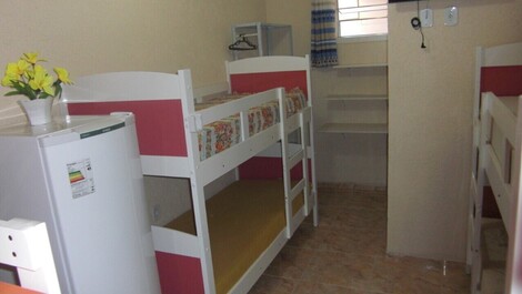 Grupo de 50 personas, 9 suites y 2 apartamentos de 1 dormitorio, salón, cocina. cuarto de baño.