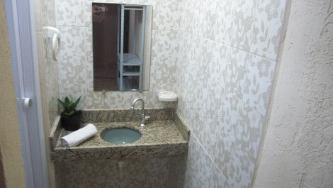 Grupo de 50 personas, 9 suites y 2 apartamentos de 1 dormitorio, salón, cocina. cuarto de baño.