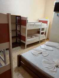 Grupo de 50 personas, 9 suites y 2 apartamentos de 1 dormitorio, salón, cocina. cuarto de baño.