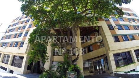 Fachada e acesso a garagem (entrance).