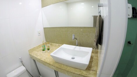 Armários amplos e limpos (bathroom).