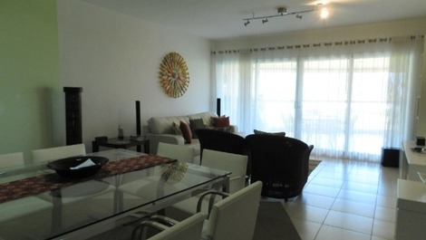 Apartamento en la arena con 4 dormitorios en la Riviera de São Lourenço.