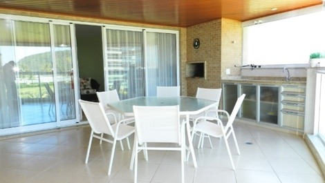 Apartamento en la arena con 4 dormitorios en la Riviera de São Lourenço.