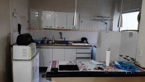 AP GRANDE. 02 HABITACIONES CON AIRE ACONDICIONADO. EN LA NOBLE REGIÓN DE PRAIA DA ENSEADA.