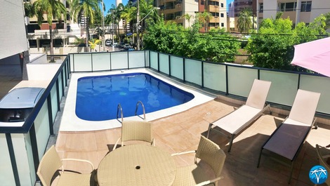 Piscina com espreguiçadeira.