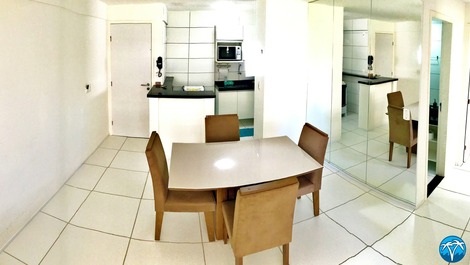 Copa e cozinha equipada com geladeira, fogão, micro ondas, talheres, copos e panelas. 