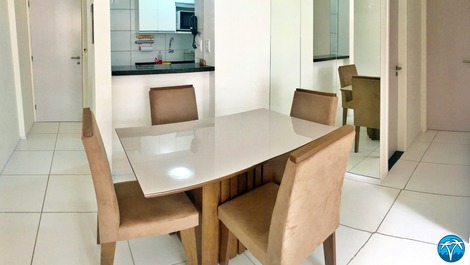 Sala de estar espaçosa com sofá retrátil e smart tv.