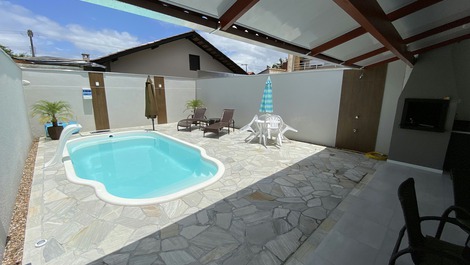 Hermosa Casa con Piscina CLIMATIZADA en Meia Praia Navegantes