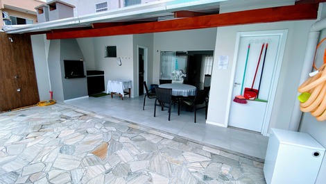 Hermosa Casa con Piscina CLIMATIZADA en Meia Praia Navegantes