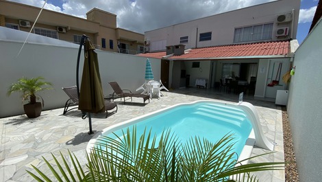 Hermosa Casa con Piscina CLIMATIZADA en Meia Praia Navegantes