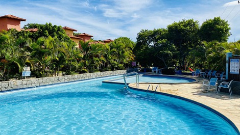 Piscinas do condomínio: adulto e infantil