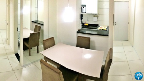 Sala de estar espaçosa com sofá retrátil e smart tv.