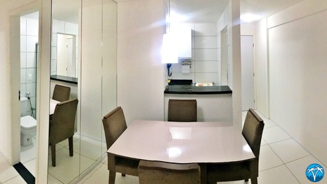 Sala de estar espaçosa com sofá retrátil e smart tv.