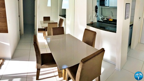 Sala de estar espaçosa com sofá retrátil e smart tv.