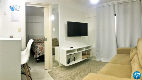 Sala com sofá retrátil e smart tv. 