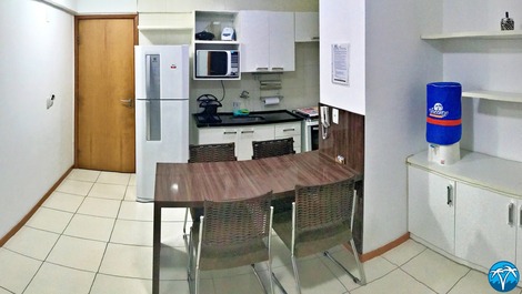 Copa e cozinha equipada com geladeira, fogão, micro ondas, talheres, copos e panelas. 