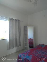 Quarto com cama de casal e bicama