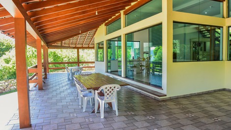 Maravillosa casa con 5 suites, barbacoa y piscina