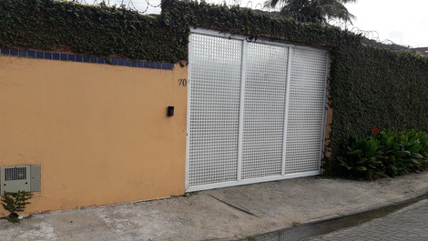 Muro e portão alto. controle com o hóspede.