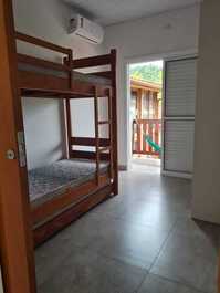 CHARMOSO SOBRADINHO (06 PESSOAS) CONDOMÍNIO FECHADO FRENTE MAR