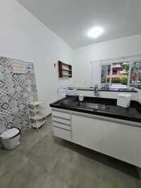 CHARMOSO SOBRADINHO (06 PESSOAS) CONDOMÍNIO FECHADO FRENTE MAR