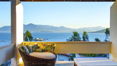 Casa estilo mansão com piscina e vista panorâmica para o mar!