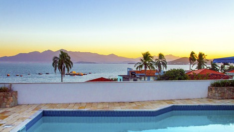 Casa estilo mansão com piscina e vista panorâmica para o mar!