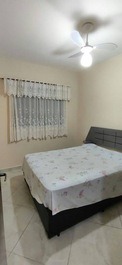 Quarto de casal com armário e ventilador de teto